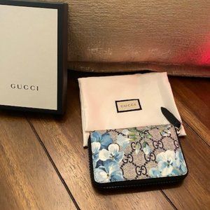 Gucci Beige/ Navy Blue 546354 Gg Supreme Bloom Zip